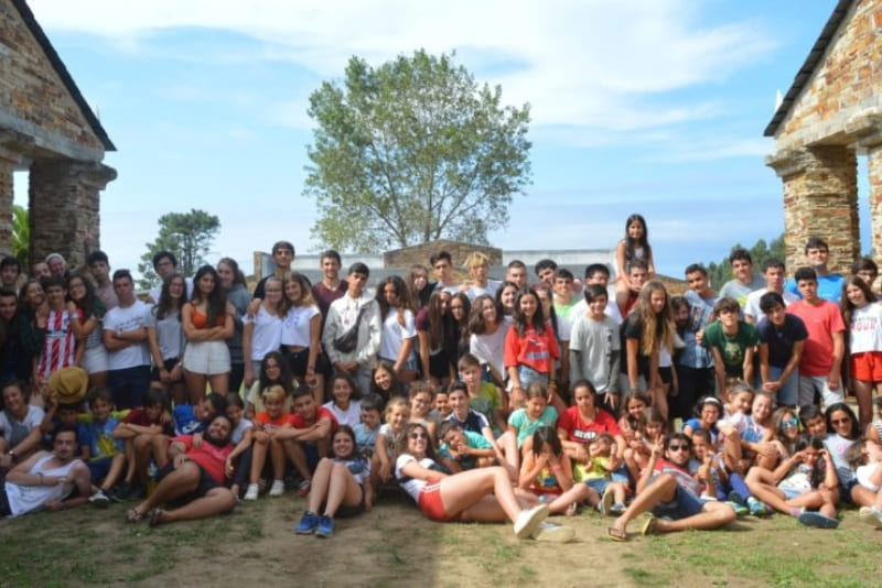foto de grupo del campamento de verano para niñas y niños en galicia